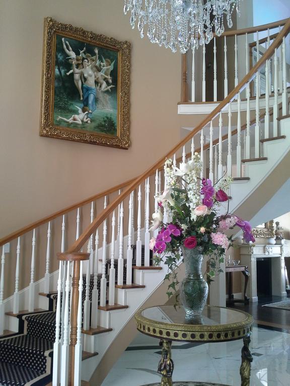 PROFESSIONAL PICTURE HANGING, MIRROR HANGING and CURTAIN INSTALLATION